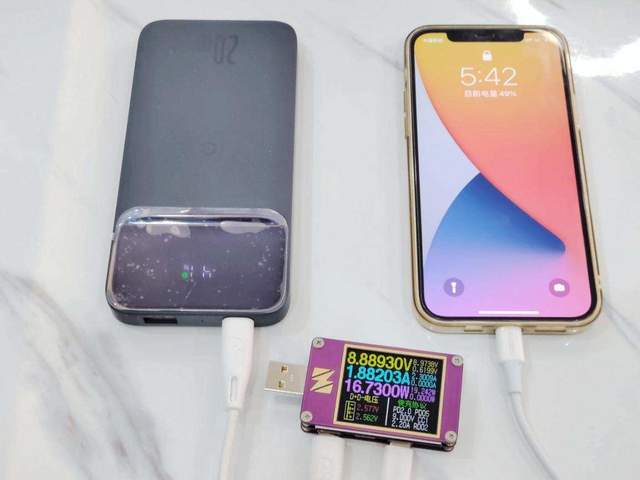 倍思磁吸无线快充移动电源：自带MagSafe，一个同时充仨