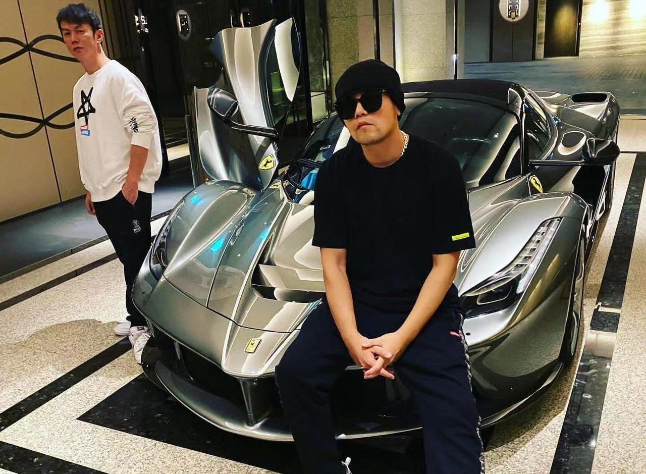 周杰伦的车图片周杰伦的车周杰伦公路周杰伦拉法图片台北周杰伦家拉法