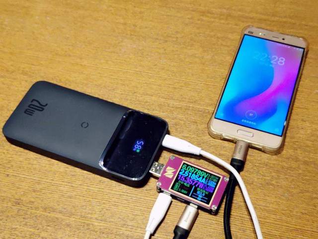 倍思磁吸无线快充移动电源：自带MagSafe，一个同时充仨