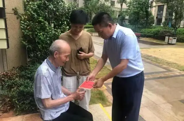 湘潭市住建局“七一”走访慰问老党员和困难党员