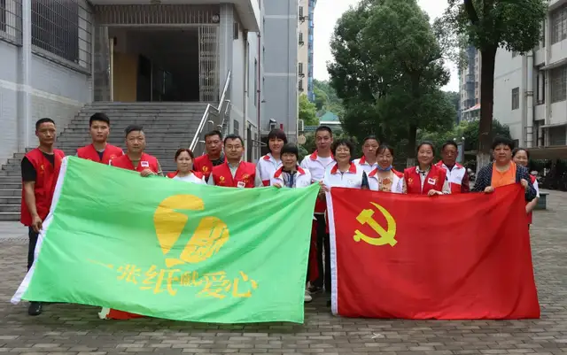 “一张纸献爱心“行动走进湘潭县一中