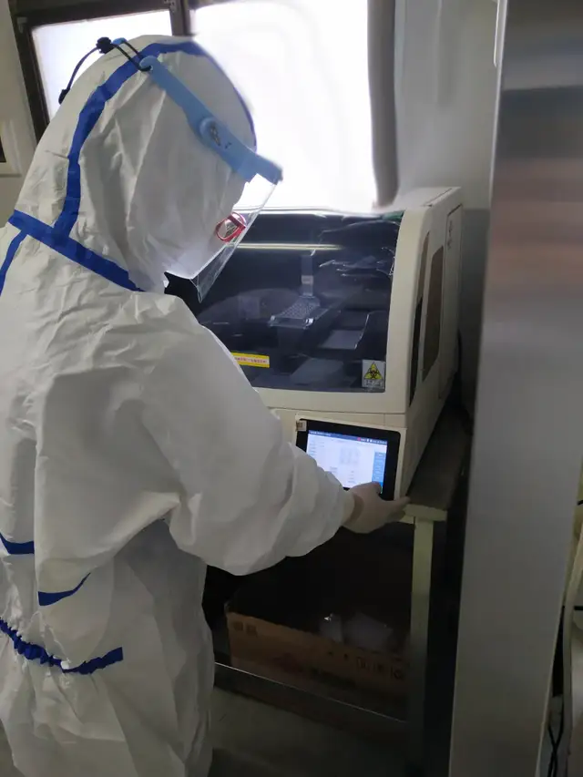 人医检验人，一群行走在刀尖上的防疫尖兵