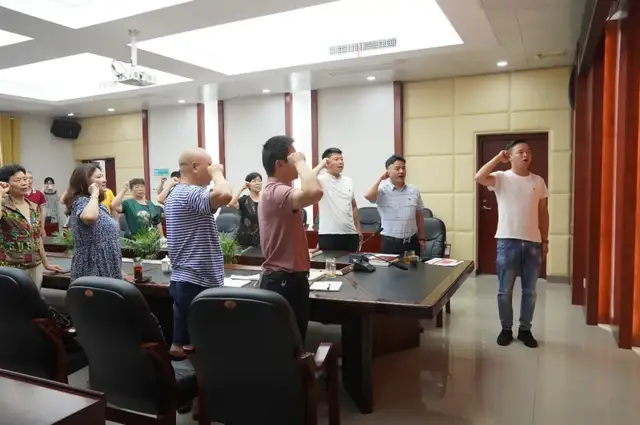 迎“七一”湘潭市救助站全体党员 重温入党誓词