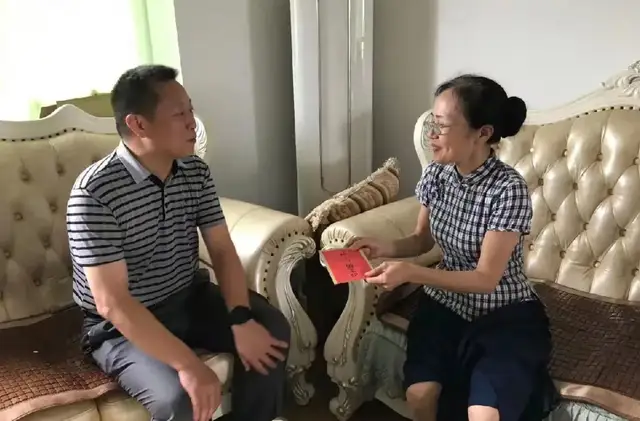 湘潭市住建局“七一”走访慰问老党员和困难党员
