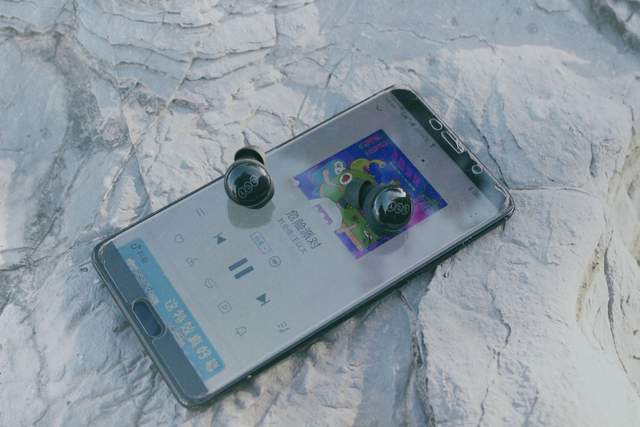 百元耳机都不值得入手，那低于百元更不能看？结果打脸来得那么快