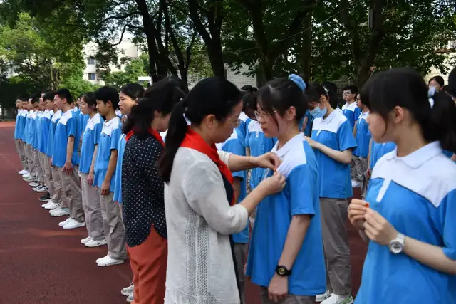 童心向党，我是红色基因传承人——记七年级欢庆六一、八年级离队建团仪式暨十四岁集体生日