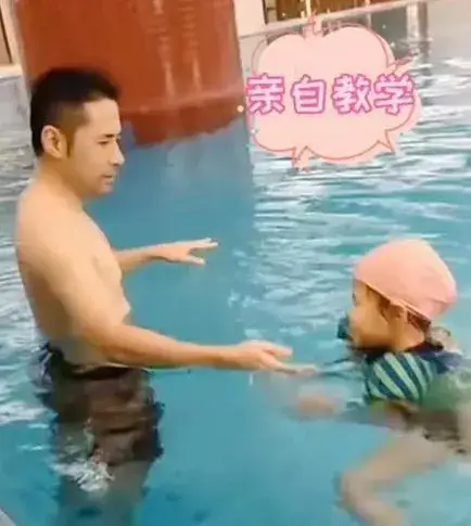 歌手黄征晒他带女儿去游泳