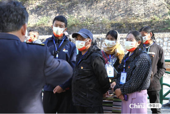西藏基层干部赴京参观学习班第二期学员登上八达岭长城高喊“祖国万岁”