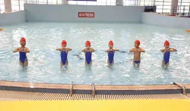 绍兴市首届幼儿游泳表演大赛