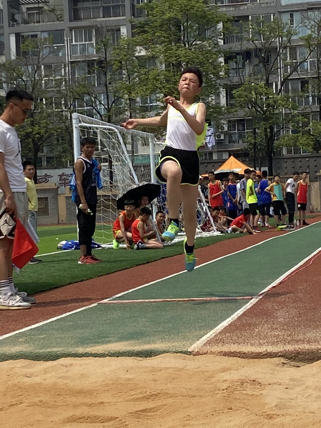 赛场拼搏竞风采 永不放弃创佳绩——棠湖小学田径运动会喜获佳绩