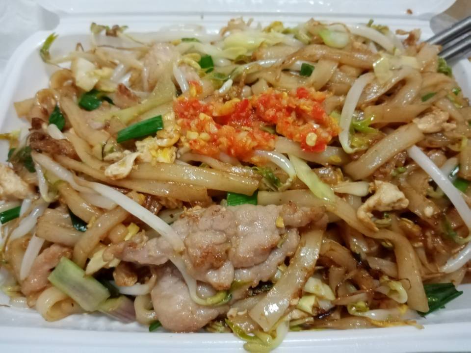 我笑了笑.走进一家潮州人开的粉店,打包了一份炒河粉.