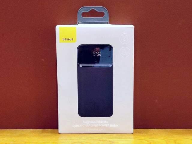 倍思磁吸无线快充移动电源：自带MagSafe，一个同时充仨