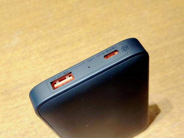 倍思磁吸无线快充移动电源：自带MagSafe，一个同时充仨