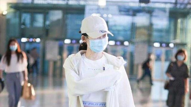 苗苗这回真放得开，穿健美裤走机场不见赘肉，配2万4的包太洋气