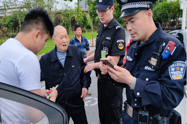 板塘快警站热心救助一名迷路老人