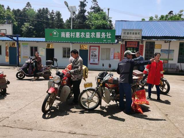 我为群众办实事｜湘机中学走访慰问贫困户 助力乡村振兴