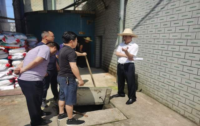 湘潭县河长办主任深入问题现场积极调度维护水环境