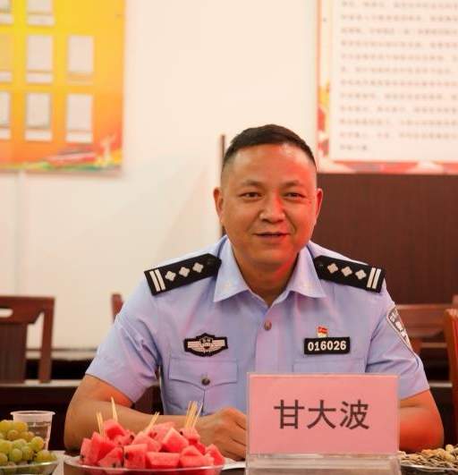 在座谈会上,甲里村党委书记郭正刚和驻村第一书记