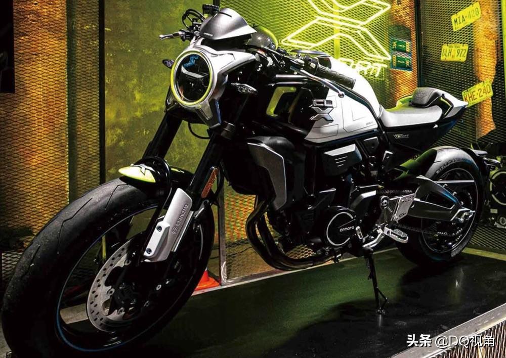 摩托车#春风在去年底的车展上亮相了一款700cc街车,也就