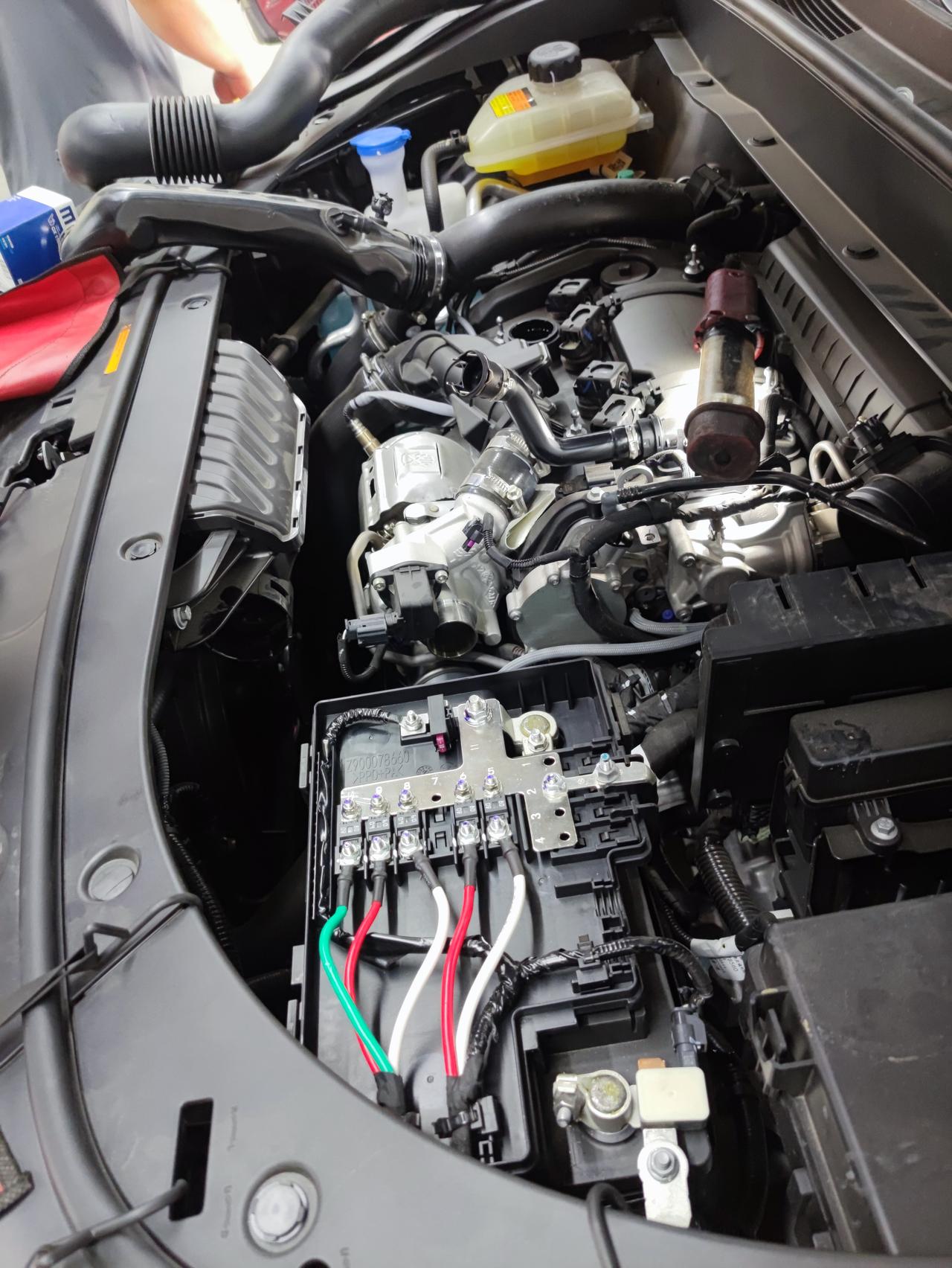 才能充分摸到滤芯罩子,拆除后带出来的机油流的一塌糊涂,发动机周边