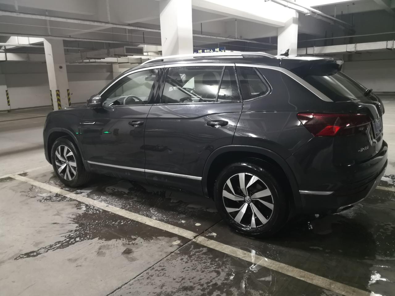 奉劝各位,买探岳别买黑色,太不耐脏了,洗完车一两天就脏的不行