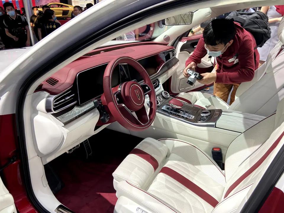 红旗h9 ,h9加长版 外观内饰采用红白双拼色,典雅大气 加