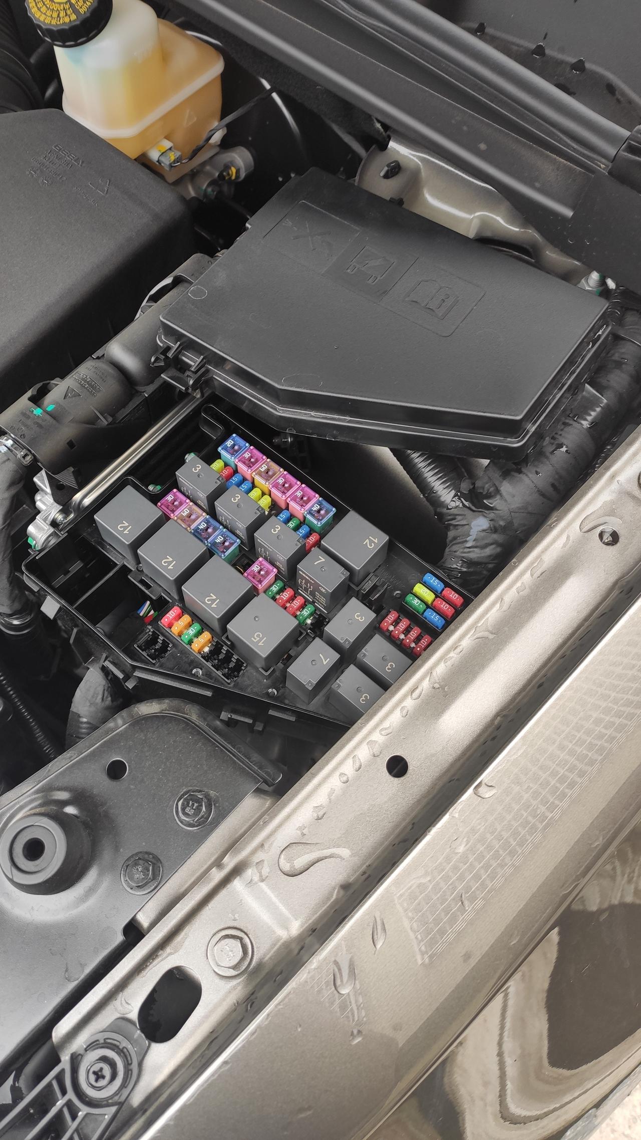 博越引擎盖漏水进保险盒警告