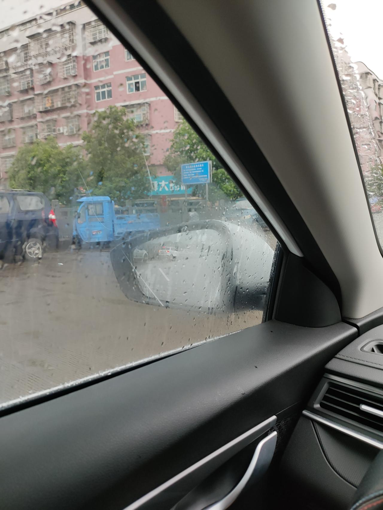 下雨天玻璃外面起霧是什麼鬼_繽瑞車友圈_懂車帝