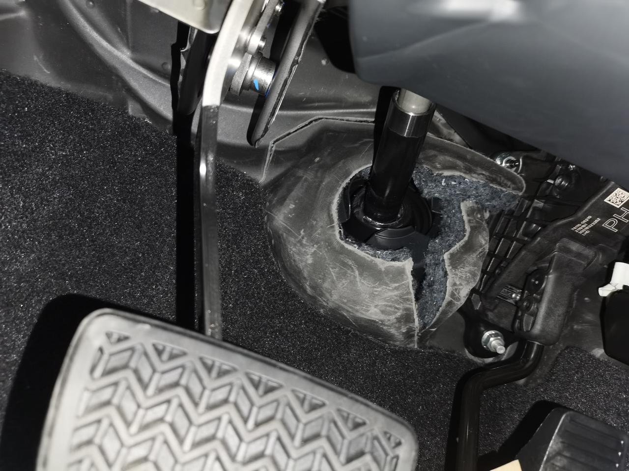 5豪华版,左图是我今天去提的车,刹车和油门那里这个