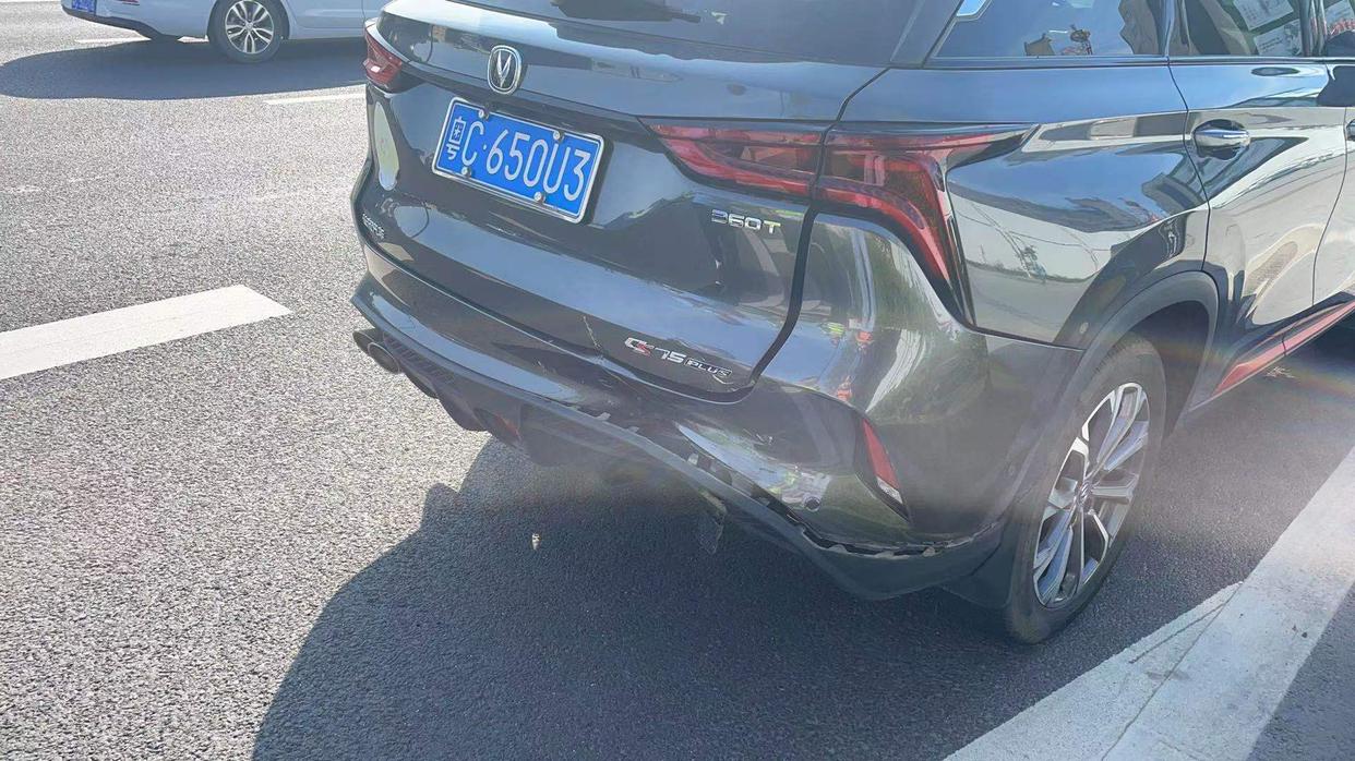 被追尾了_长安cs75 plus车友圈_菜鸟飞手中的镜头_懂车帝