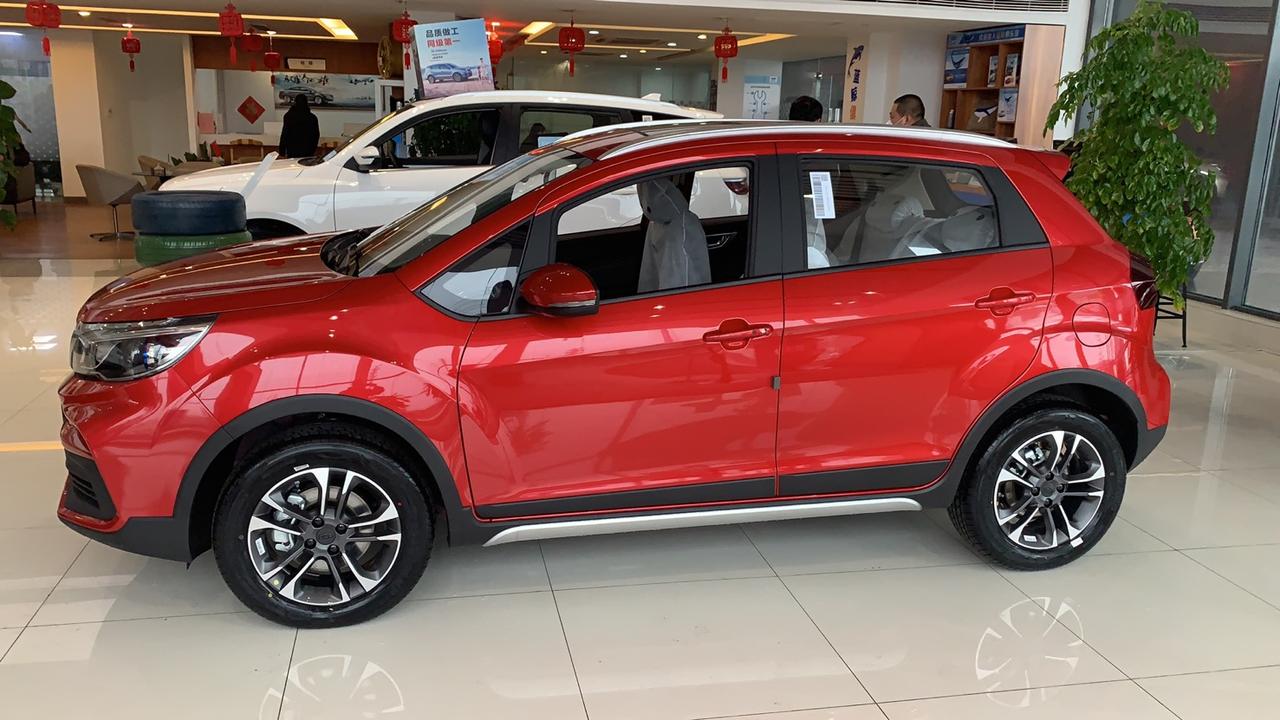 红色远景x3帅气的可爱的小型suv看着就很舒服