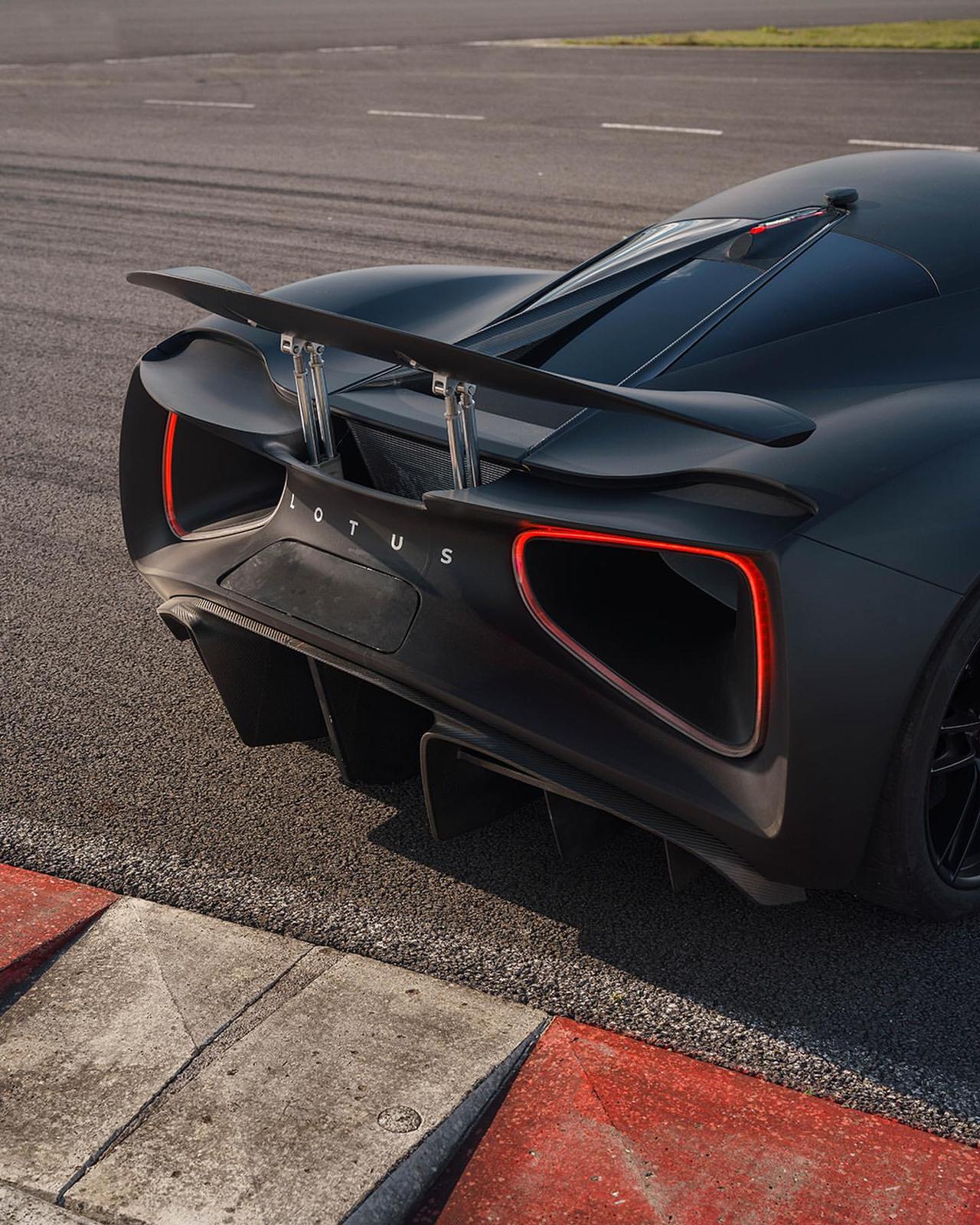 莲花汽车正在测试一台纯电超级跑车每个轮子都有一种