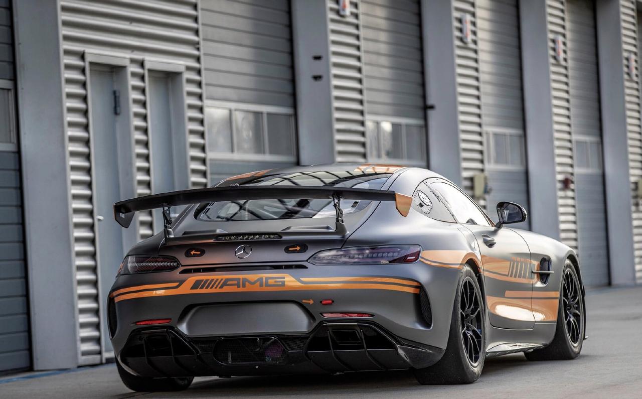 梅赛德斯发布了新款amg gt4赛车的官图,新车的空气动力学