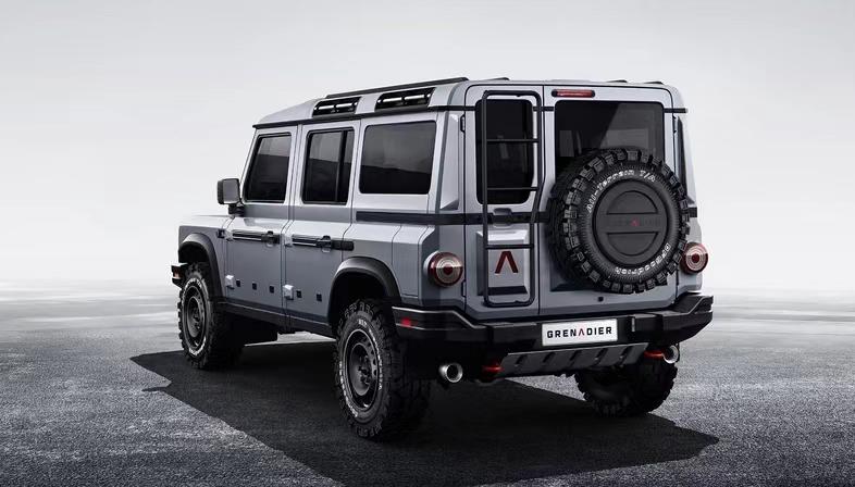有外媒披露了神似路虎老款卫士的grenadier官图 这是由