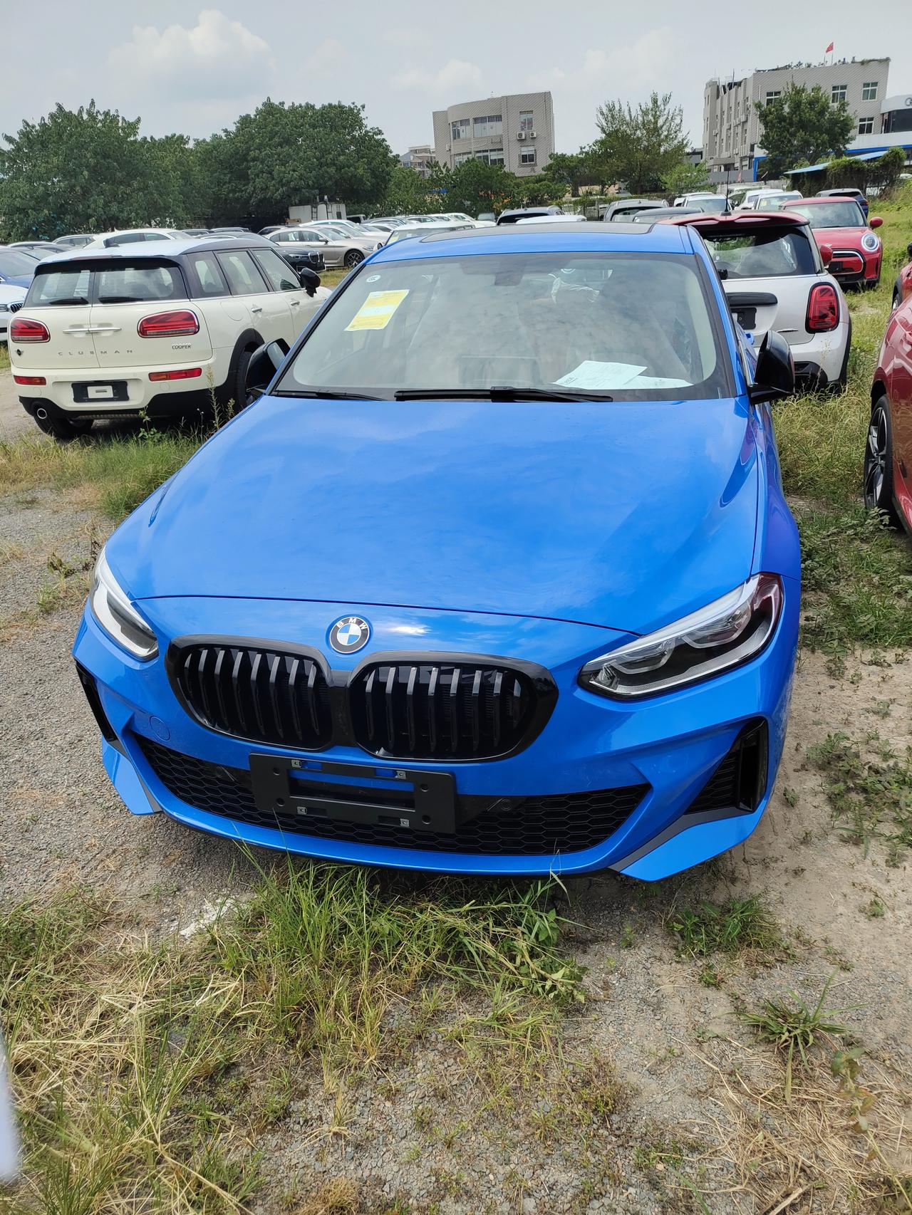 宝马1系车主·车龄1年还有天际蓝这颜色感觉贴拉花突显不了我系寄母哥