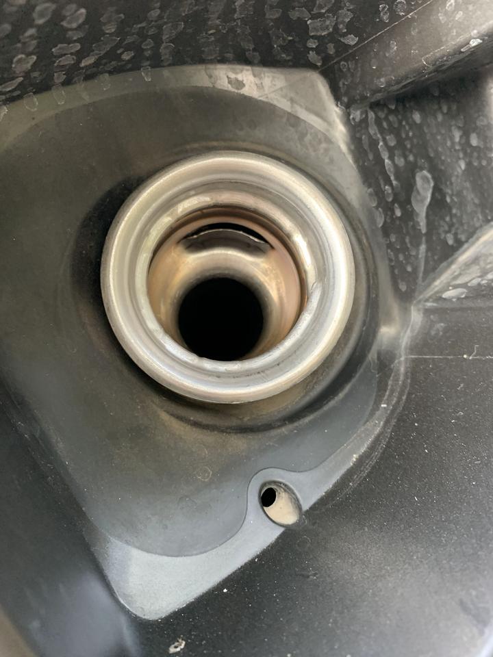 开了快一年了才发现加油嘴处多了一个貌似开