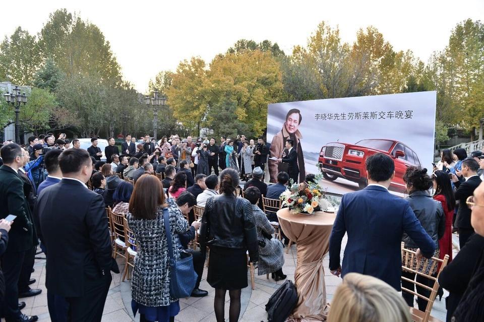 日前,李晓华把自己宾利上的京a88888车牌过户到新车劳斯莱斯库里南上