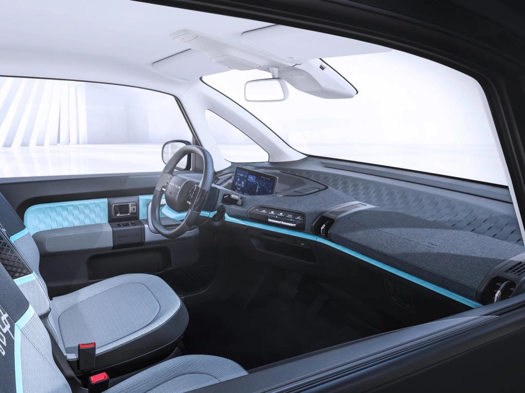 上汽通用五菱发布了新宝骏e300的内饰官图,该车是新宝骏首款