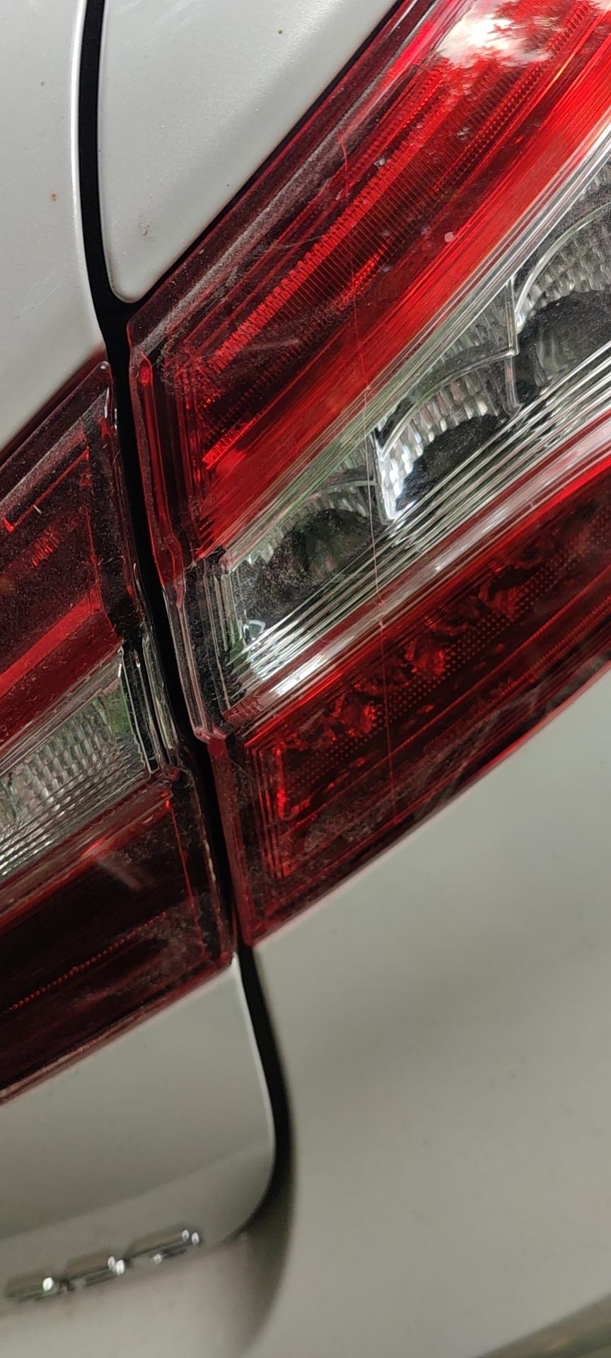 新款凯美瑞25豪华白色后尾灯是制作工艺还是质量问题求解答