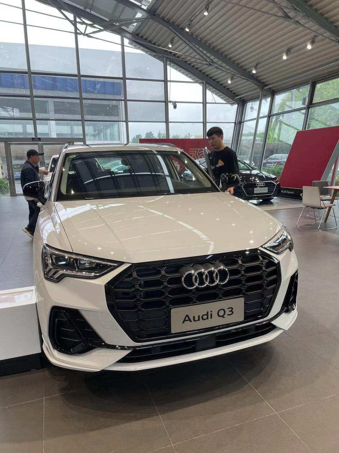 昨天问的 4s店报价 q3 40时尚动感 白色 黑光包裸车
