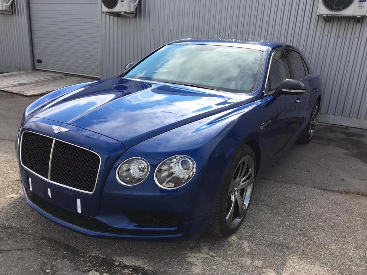 2018年款宾利飞驰 亮片蓝外观,米灰色内饰 配置:21轮