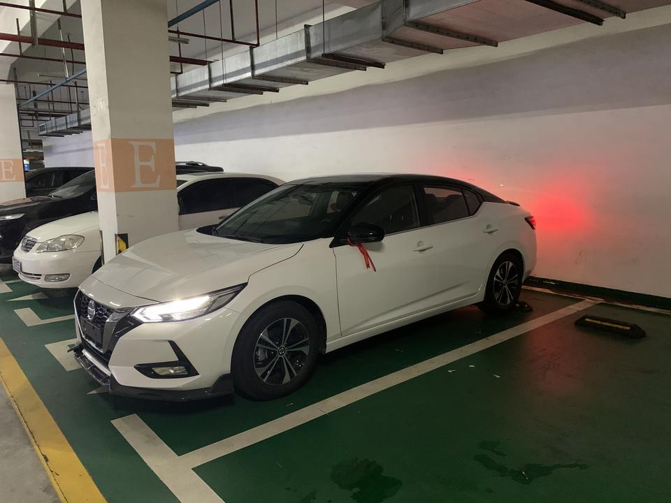 2020轩逸贴膜呈现悬浮车顶看了美规轩逸那是真香,但是国内