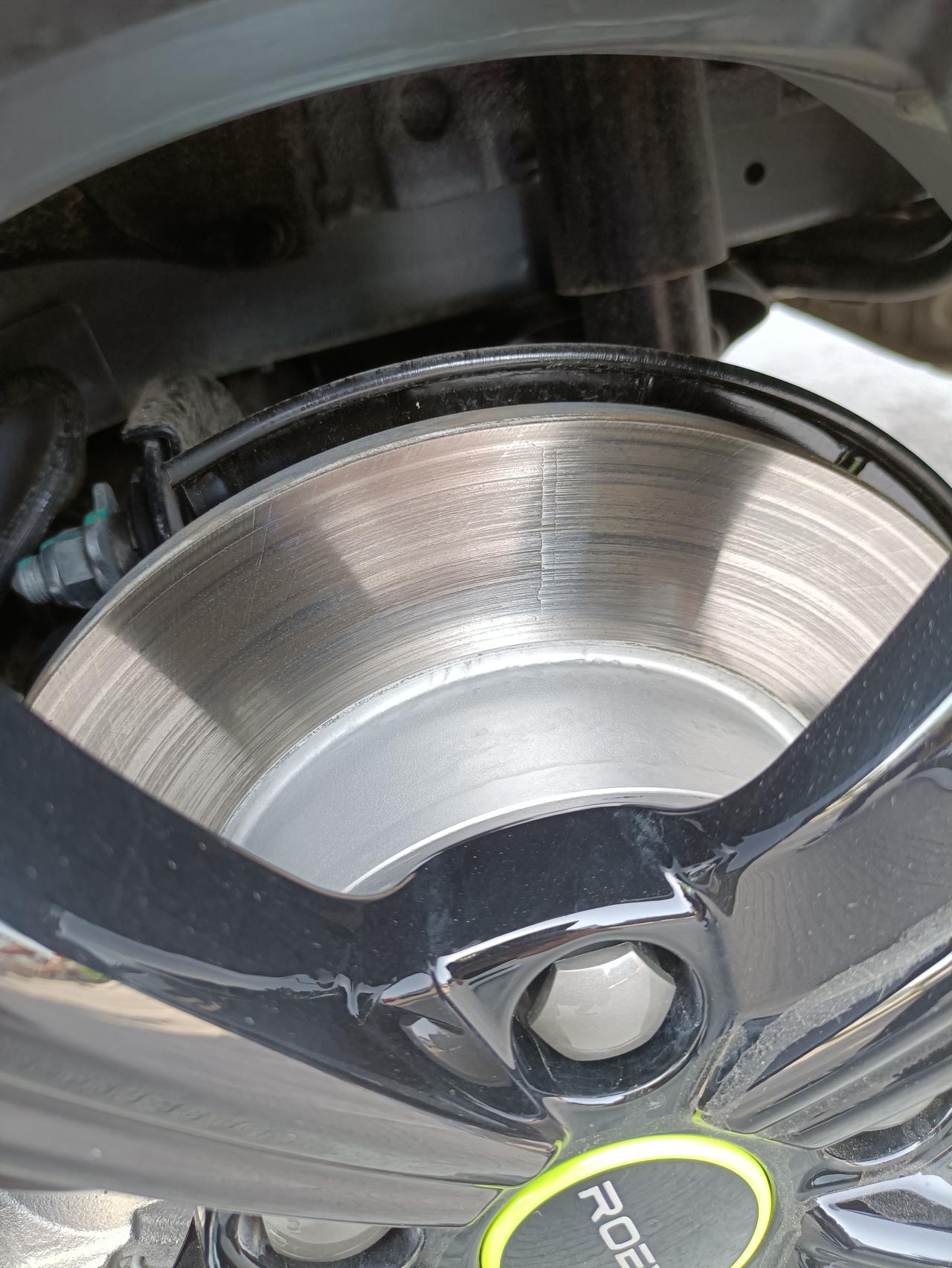 刹车盘这有个裂纹怎么回事才两个月的新车