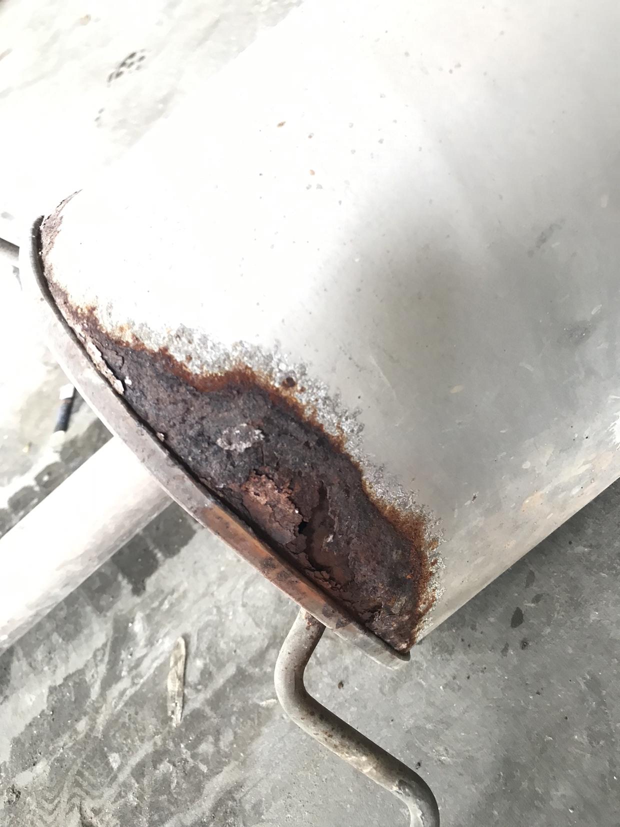 各位车友你们的凯越排气管穿窿过没