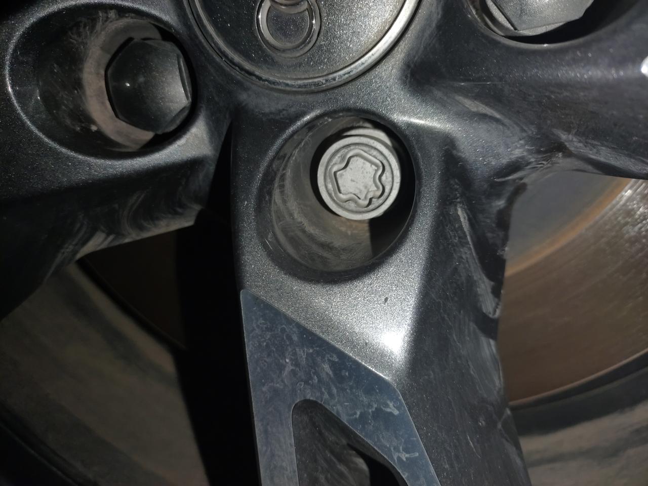 奥迪q5l防盗螺丝胶套这么容易掉的吗