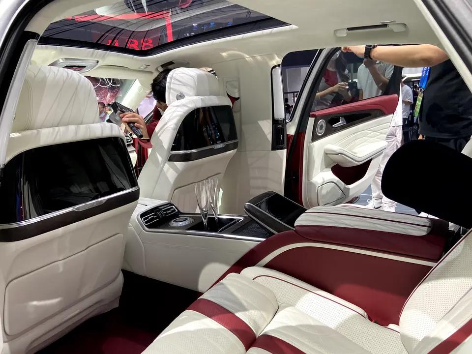 红旗h9 ,h9加长版 外观内饰采用红白双拼色,典雅大气 加