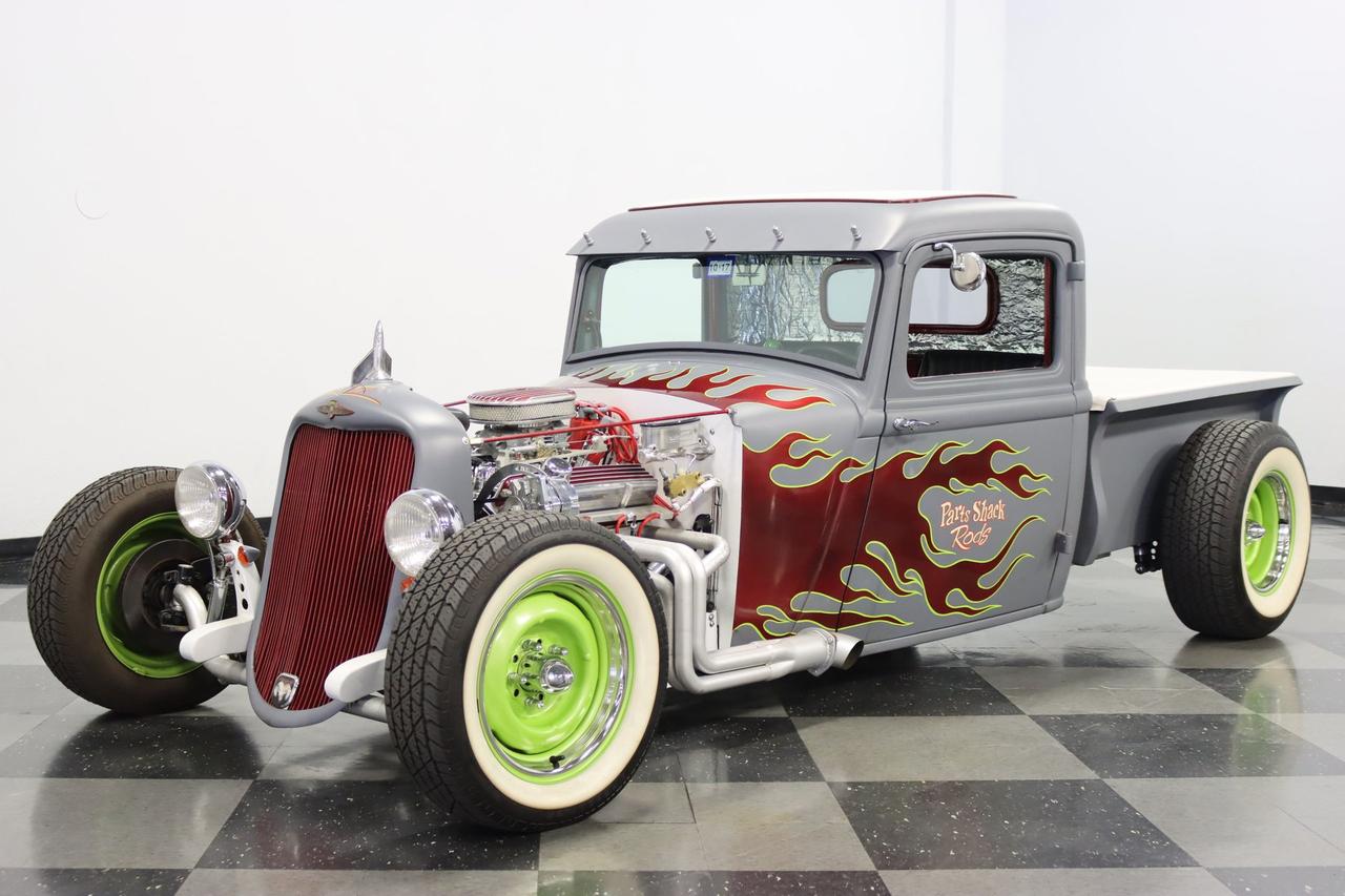 1935年的道奇皮卡,还是那台5.7升v8,哑光灰,成色不错