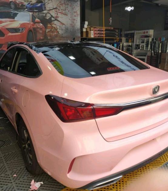 今天给你们看下一辆逸动plus的改装:粉色车身!看到这颜色是