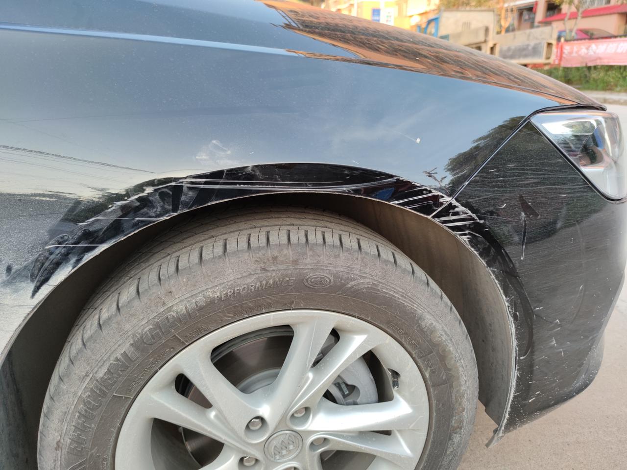 车子被土堆刮成这样了