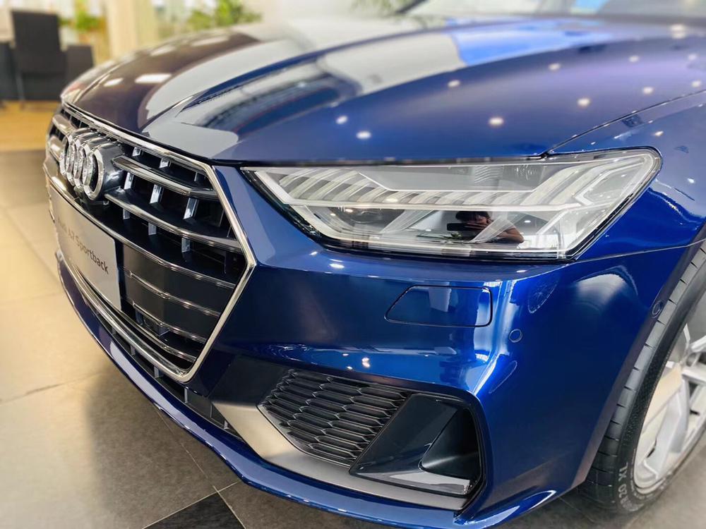 奥迪a7纳瓦拉蓝自带光芒